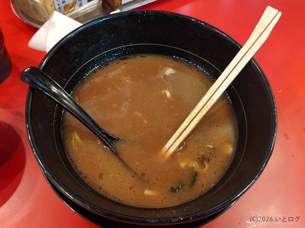 大﨑家 ライスとラーメンを完食後の丼。濃厚スープを最後まで飲みたくなる、大輝家系譜らしい満足感の一杯