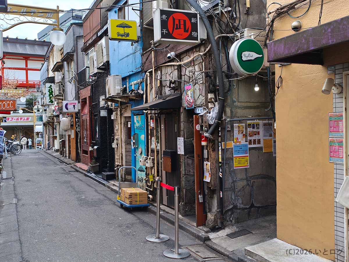 新宿ゴールデン街の路地にある、すごい煮干ラーメン凪 新宿ゴールデン街店本館の外観