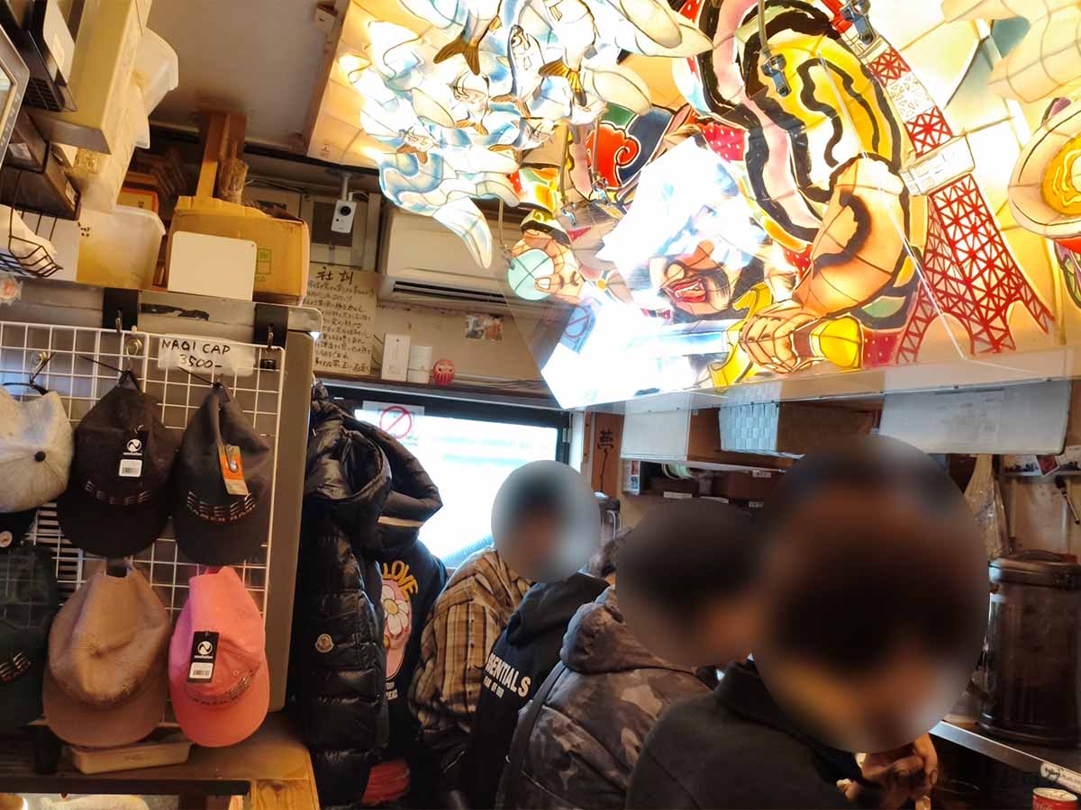 新宿ゴールデン街の狭小空間に並ぶ客席と、ねぶた風装飾が目を引く店内