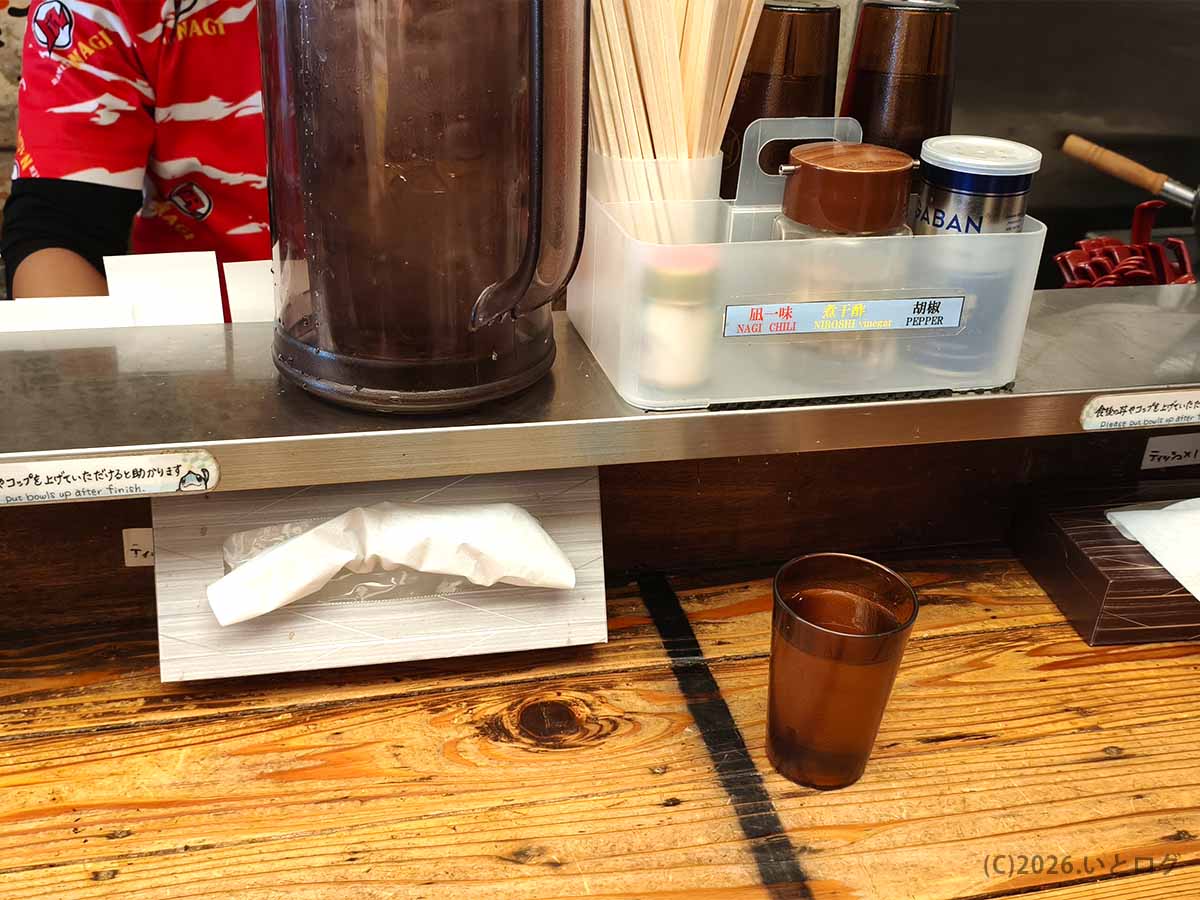 すごい煮干ラーメン凪 新宿ゴールデン街店本館のカウンター席と卓上調味料