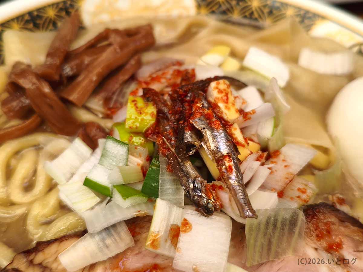 煮干しラーメン新宿の人気店で味わう、すごい煮干ラーメンと特製トッピング
