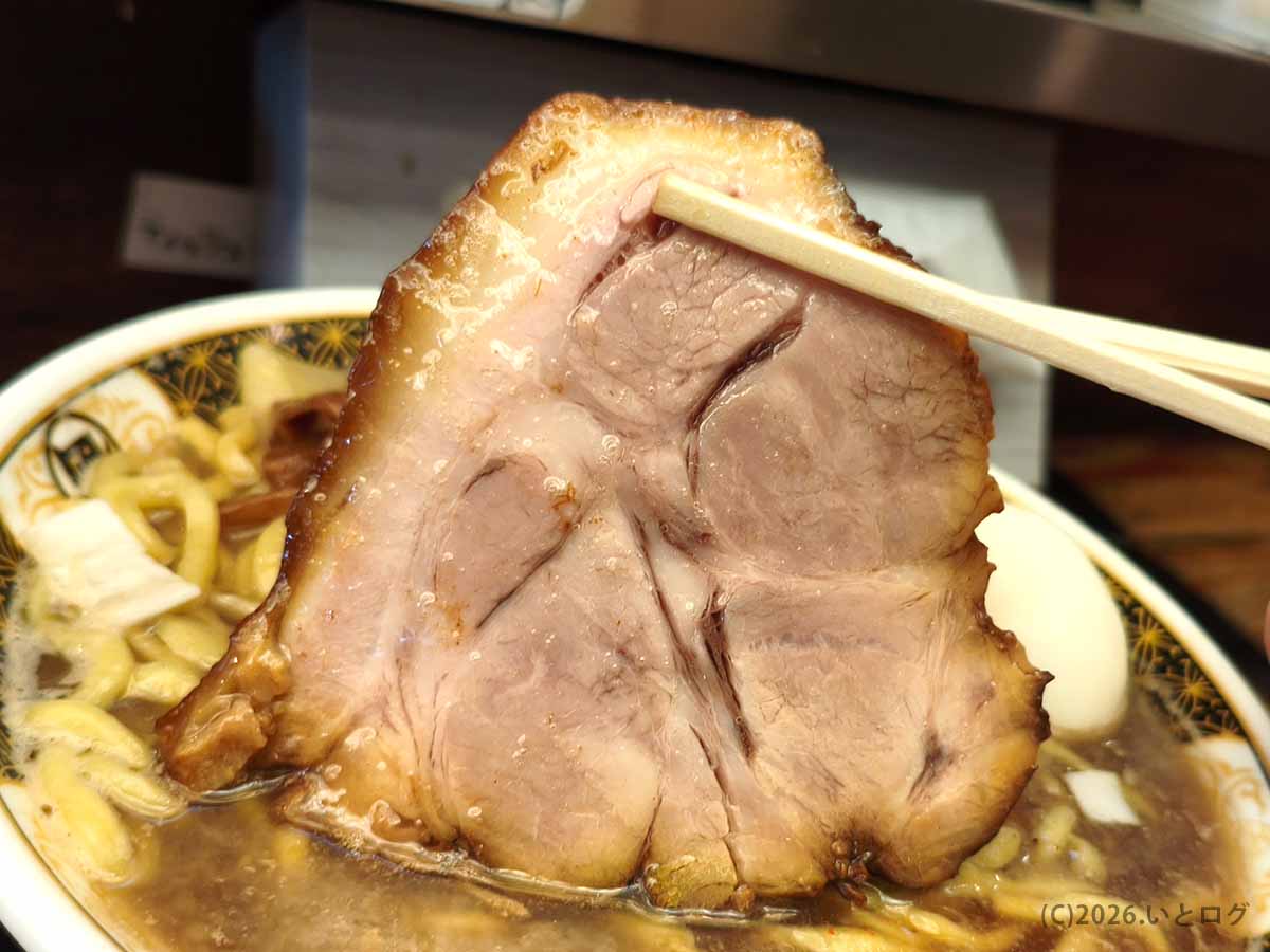 厚切りチャーシューを持ち上げた、すごい煮干ラーメン凪の一杯