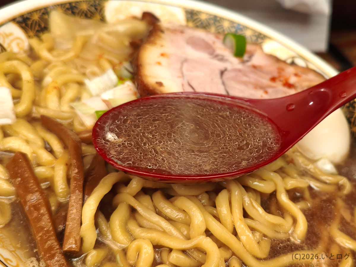 煮干しの旨味が凝縮された、すごい煮干ラーメン凪のスープ