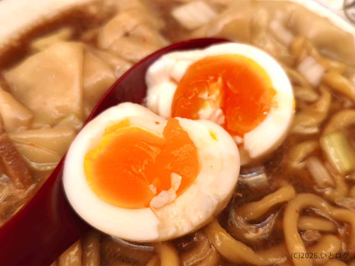 半熟の黄身がとろける味玉トッピングと濃厚煮干しスープ