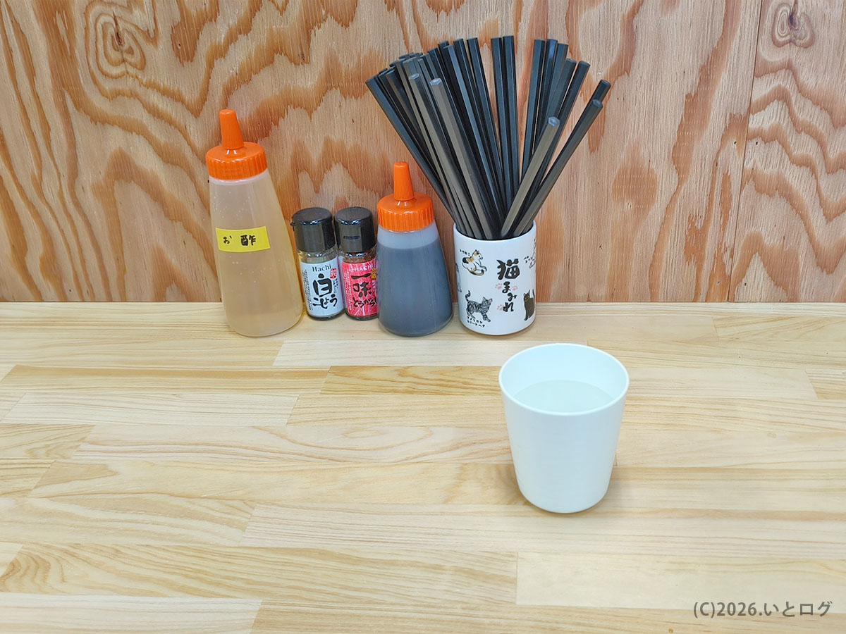 龍麺 ふえ郎 支店の卓上調味料とお冷セルフコーナー。山梨 二郎インスパイアらしいシンプル仕様