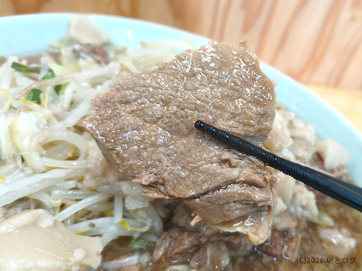 龍麺 ふえ郎 支店の分厚い豚チャーシュー。山梨 二郎系らしいボリューム感