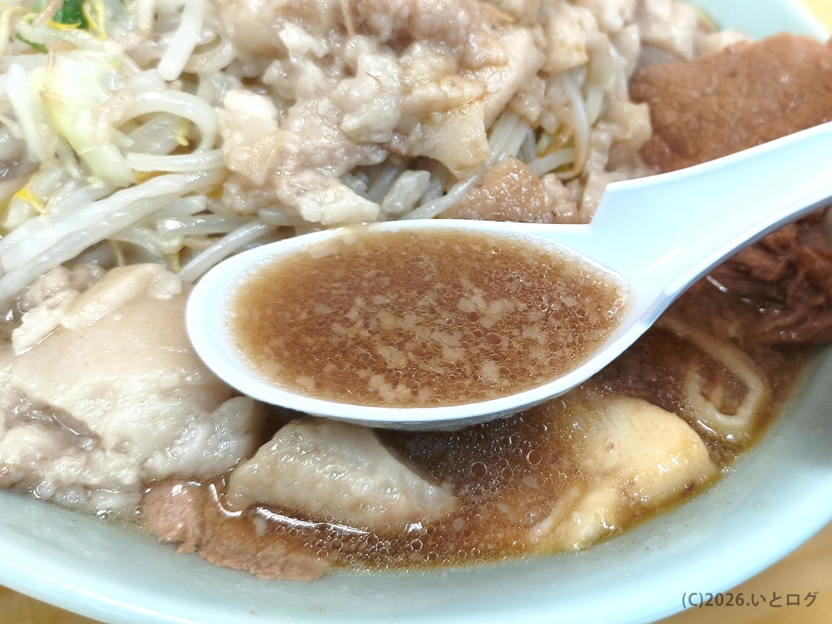 龍麺 ふえ郎 支店の醤油スープ。背脂たっぷりの山梨 二郎インスパイア