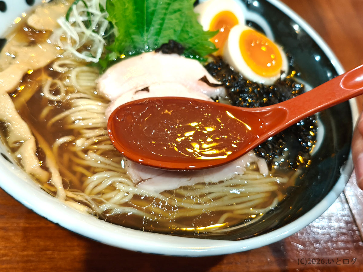 麺やコリキの醤油スープをレンゲですくう一杯｜甲府で人気の山梨ラーメン