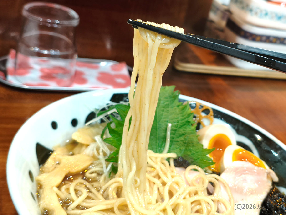 麺やコリキの細ストレート麺｜スープとよく絡む甲府ラーメン