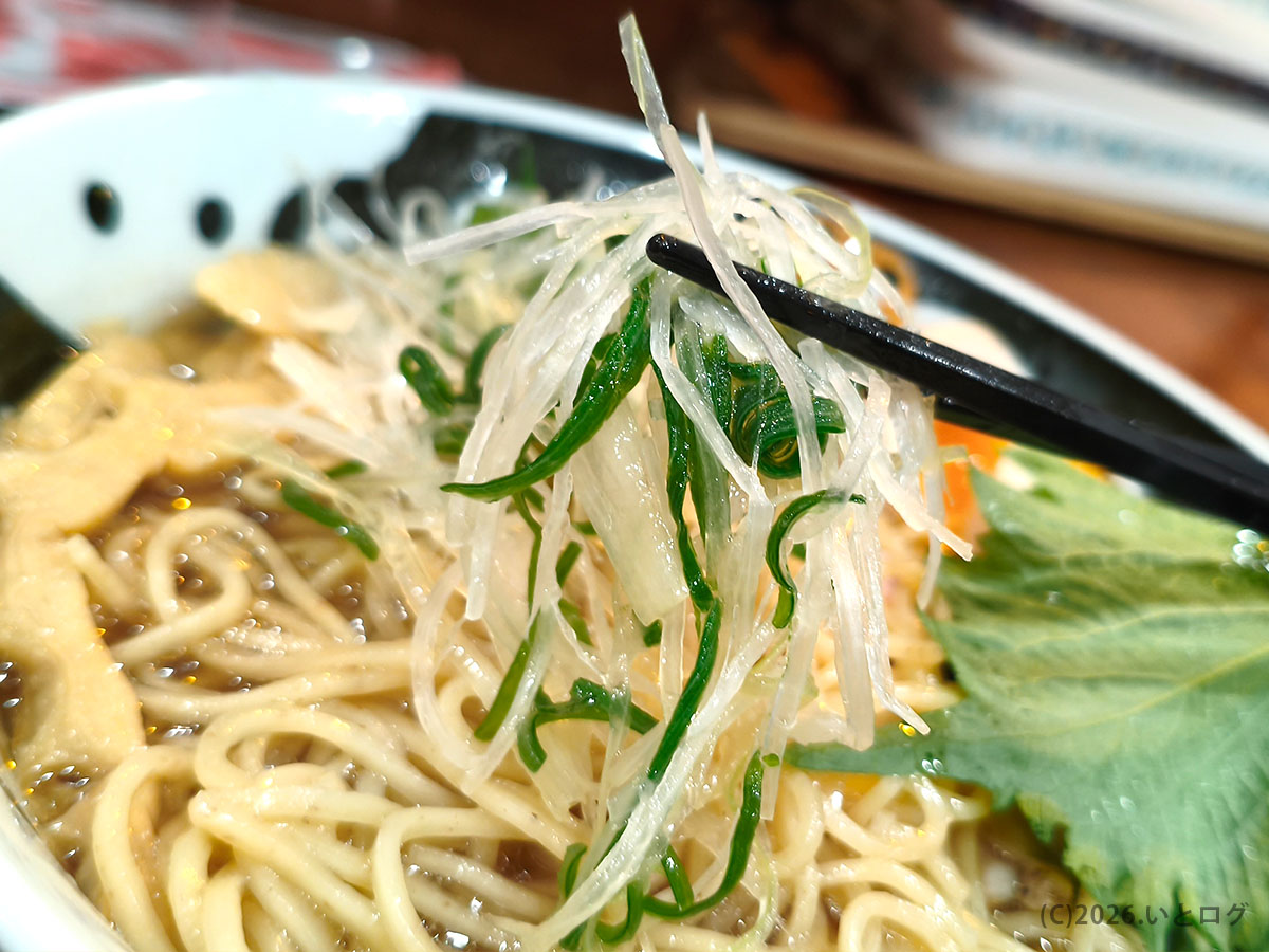 麺やコリキの貝出汁醤油ラーメンのネギなど