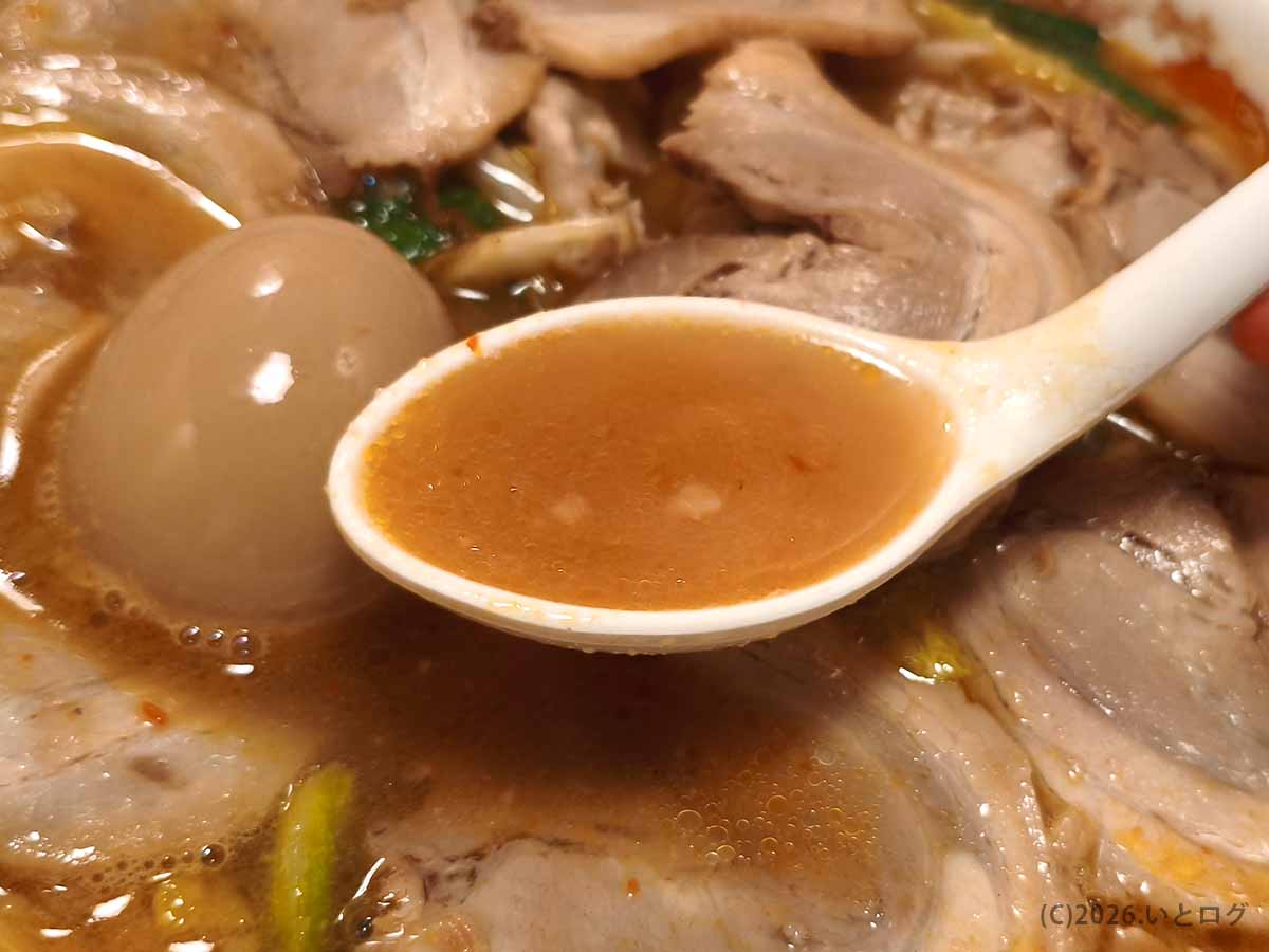 天理スタミナラーメンおすすめのスタミナラーメンのスープをれんげですくった様子