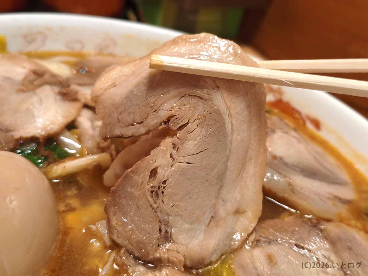 天理ラーメンのチャーシューを箸で持ち上げた様子