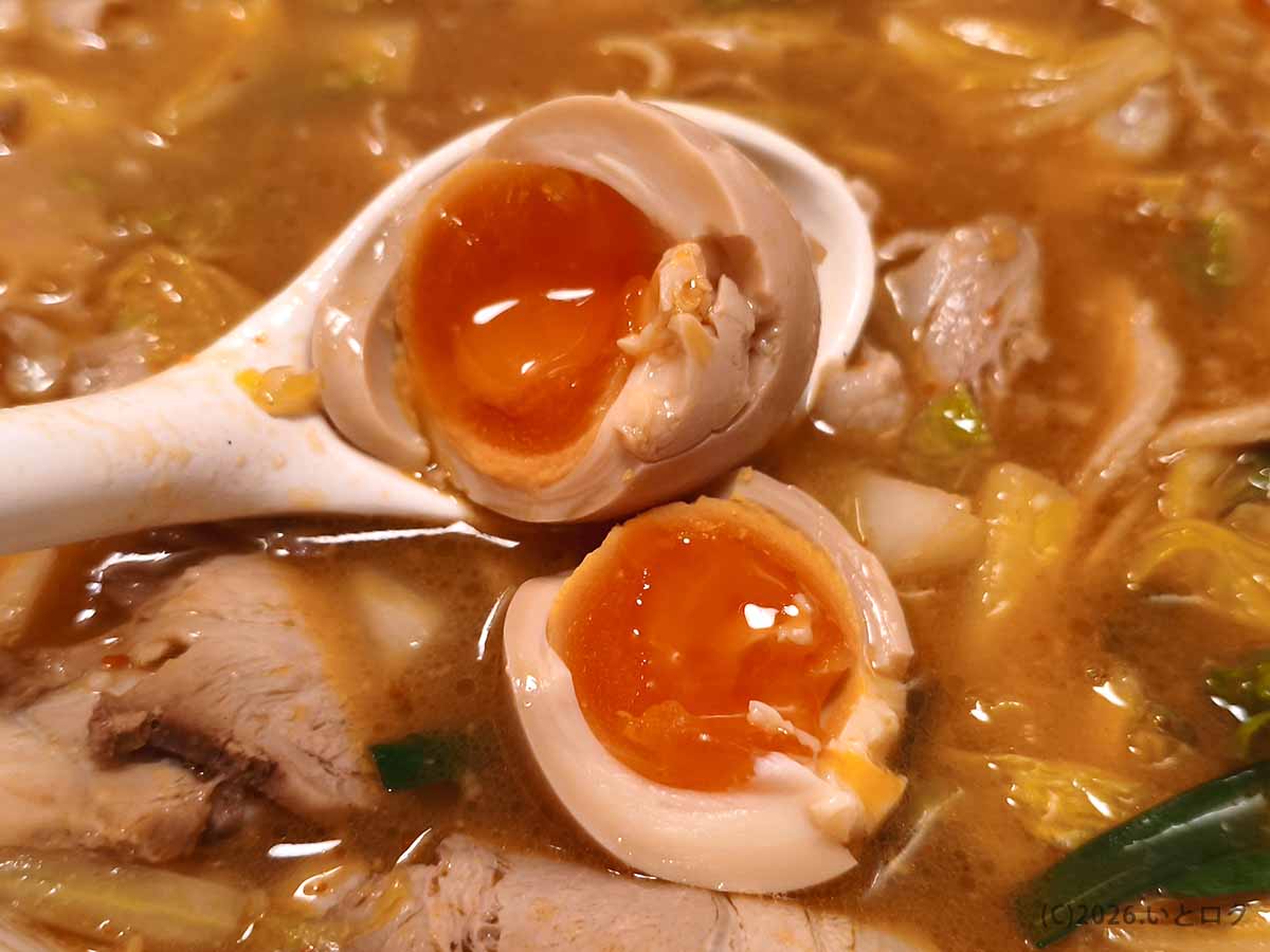 天理スタミナラーメンの半熟味玉と白菜たっぷりのスープ
