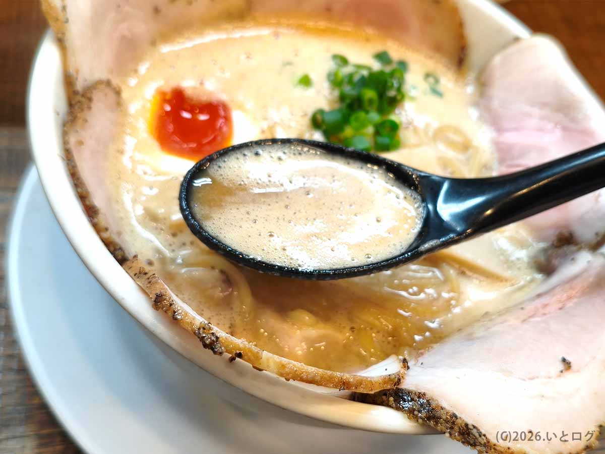 ラーメン家 みつ葉 本店の泡立つ豚CHIKIしょうゆラーメンのスープ