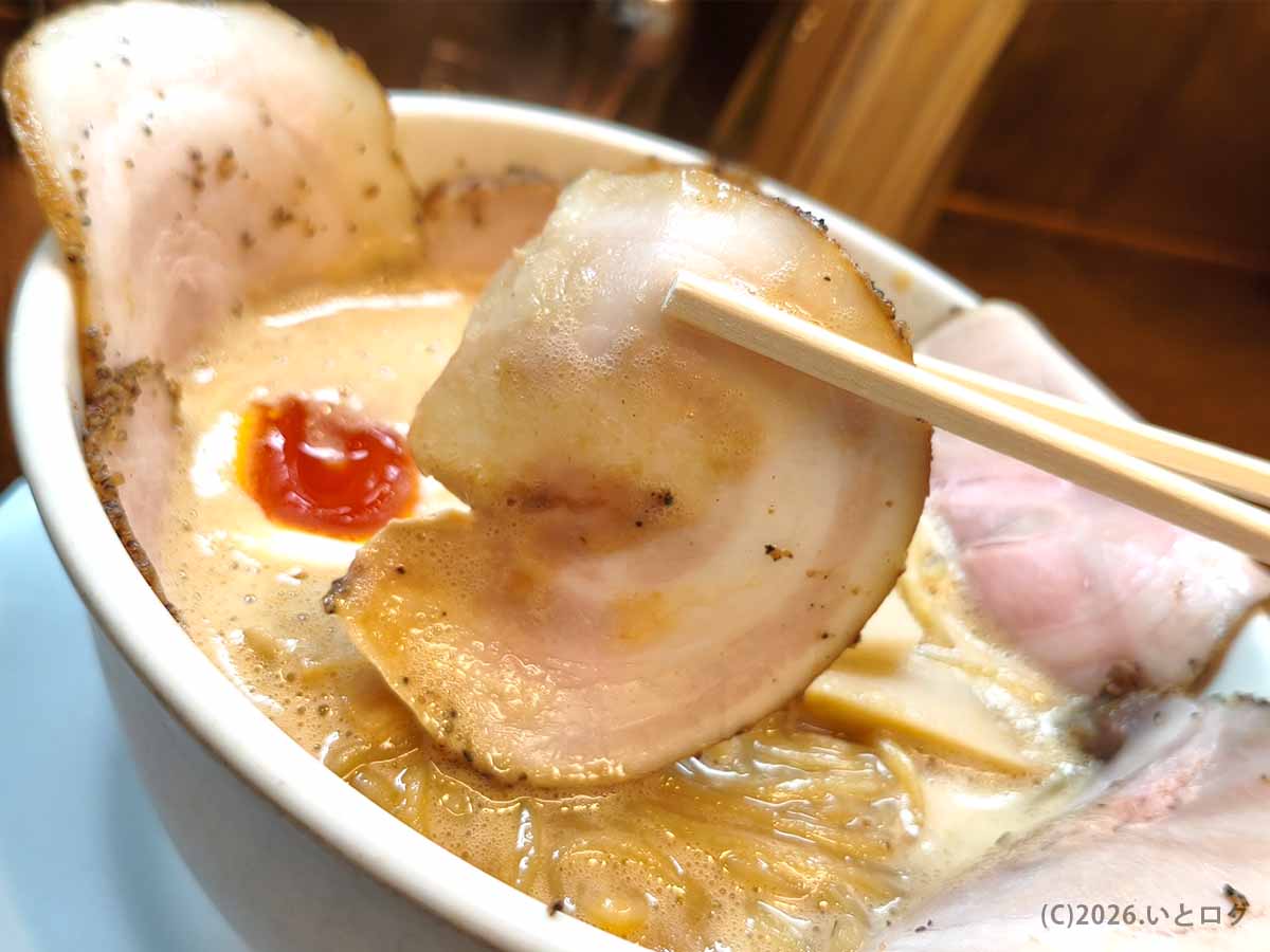 ラーメン家 みつ葉 本店の豚CHIKIしょうゆラーメンに入るレアチャーシュー