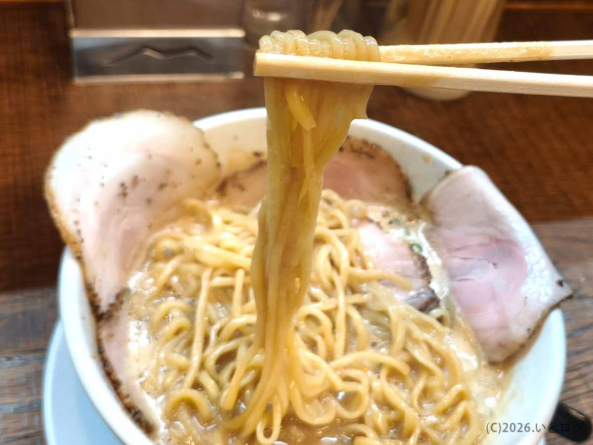 奈良の泡系ラーメンで人気のラーメン家 みつ葉 本店の中太麺