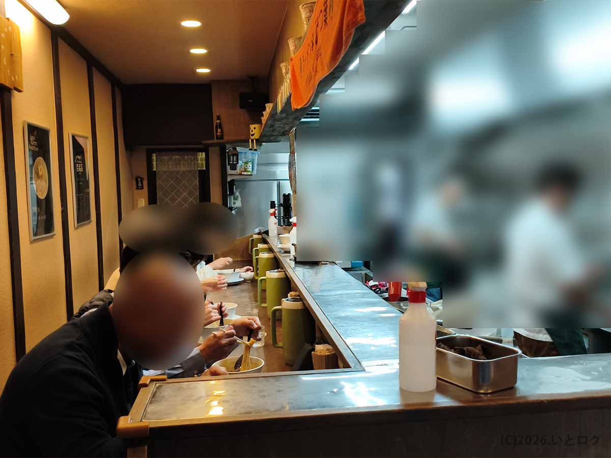 奈良市富雄にあるラーメン家 みつ葉 本店のカウンター席