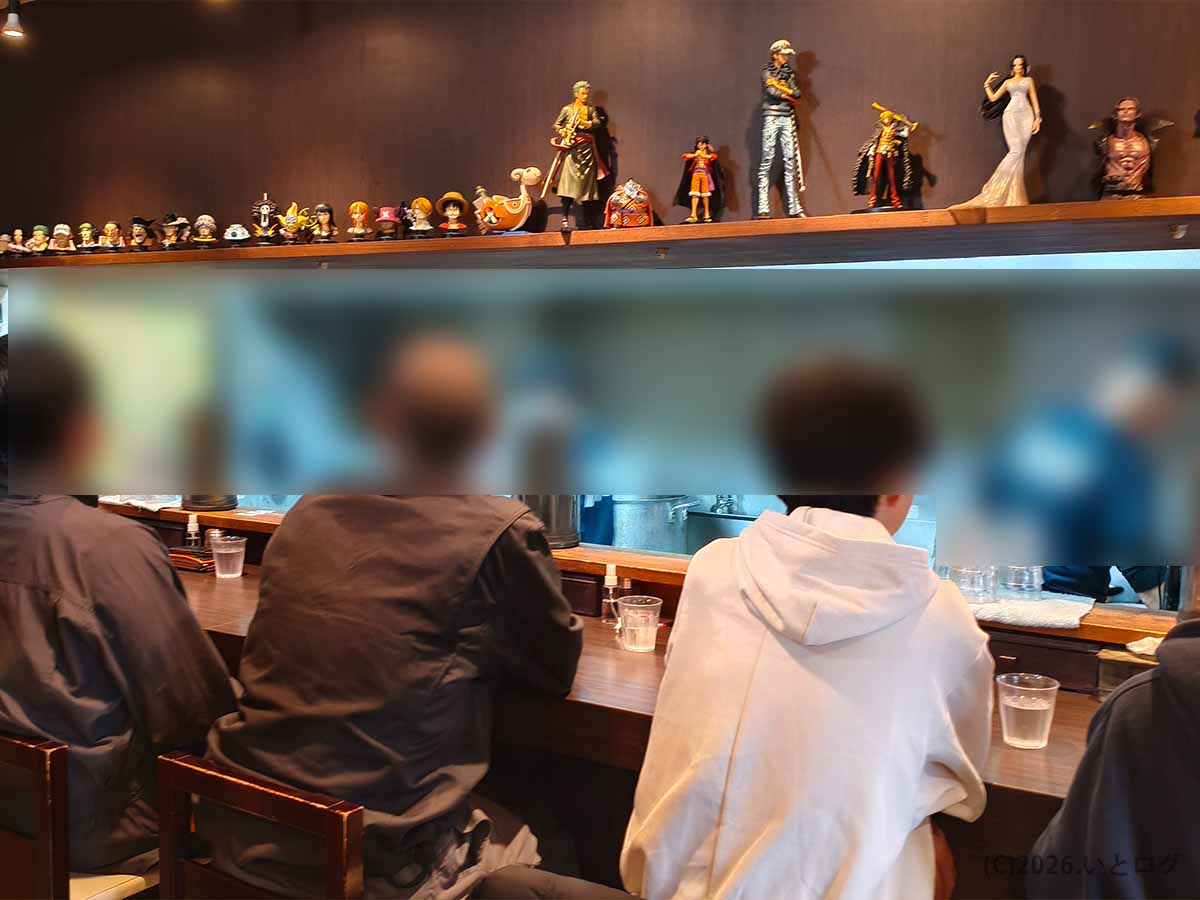 トリカヂイッパイの店内カウンターとワンピースのフィギュアが並ぶ様子