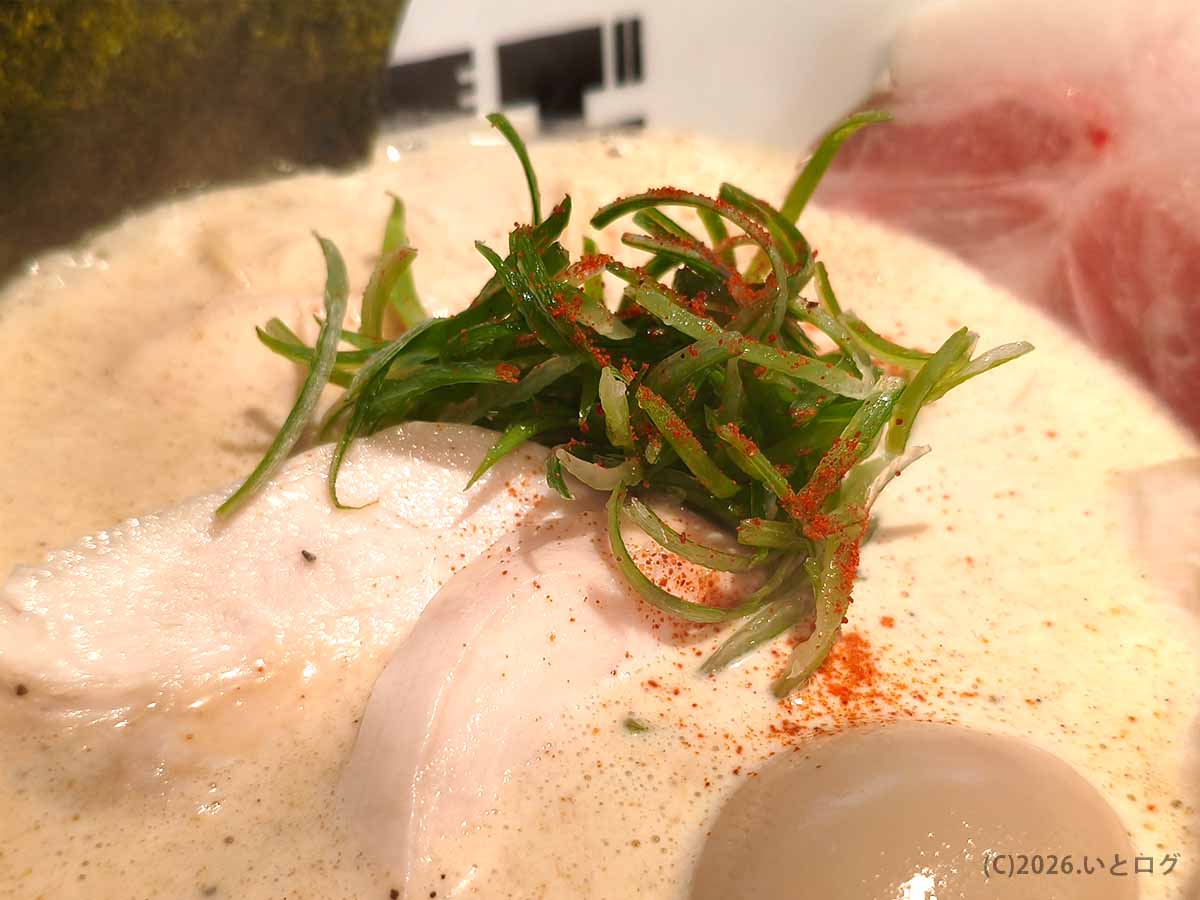 奈良のらぁめん トリカヂイッパイで提供された泡立つ鶏白湯らぁめん