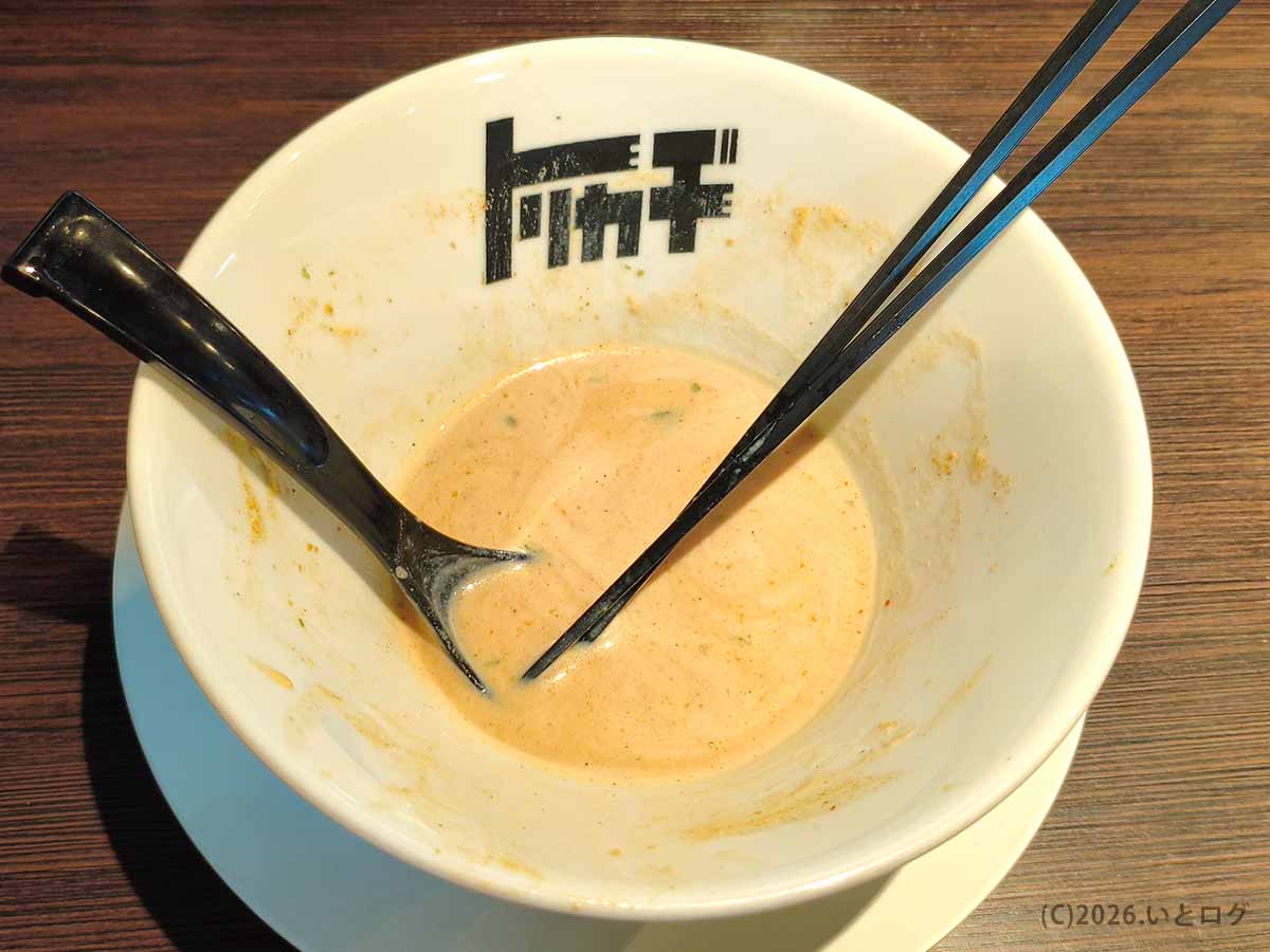 生駒のラーメン店トリカヂイッパイで完食した後のロゴ入り丼