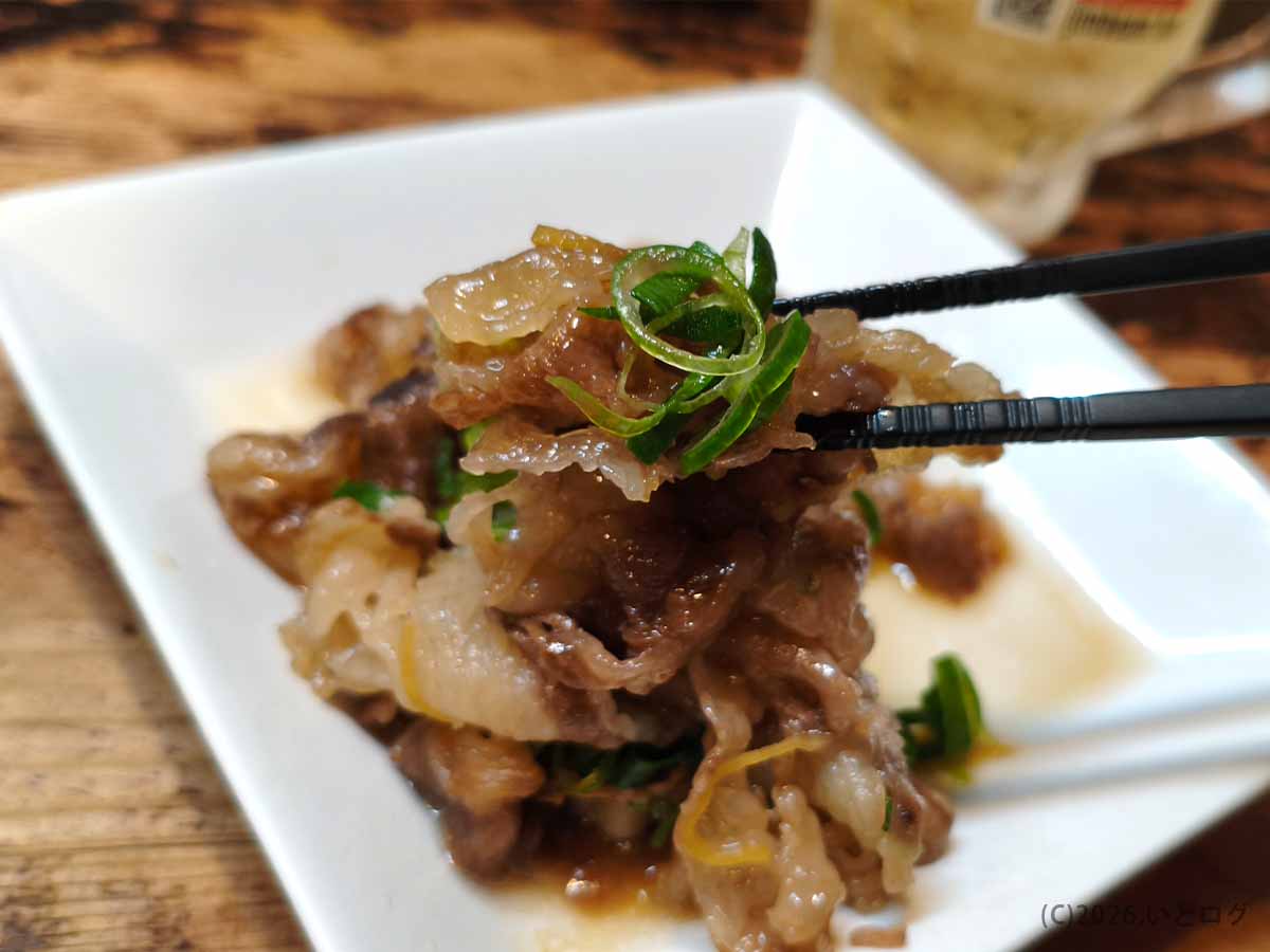 にぼしこいしのレビューで紹介する甘辛い牛肉うま煮を箸で持ち上げた様子