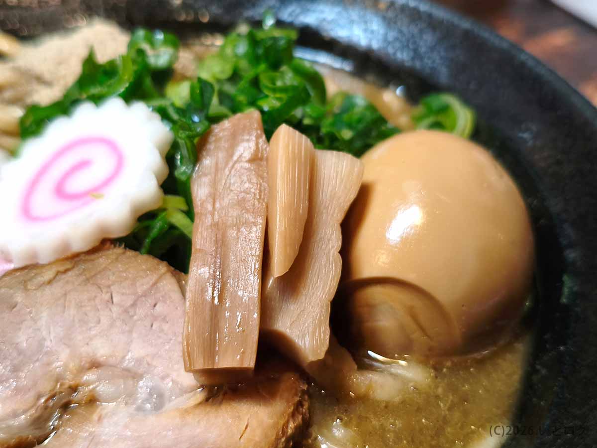 奈良市のにぼしこいしで食べた濃厚煮干しラーメンの味玉・メンマ・ナルト・チャーシュー