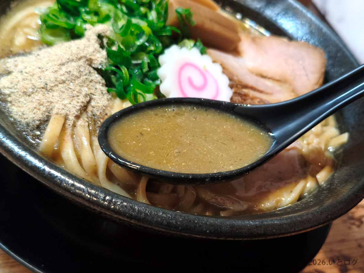 近鉄奈良駅近くのにぼしこいしで味わう濃厚煮干しラーメンのスープ