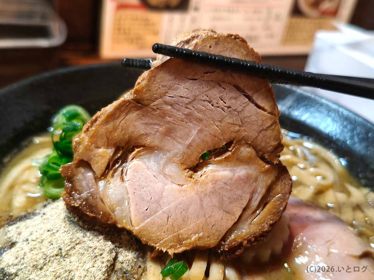 奈良の濃厚煮干しラーメン店にぼしこいしで提供された大きなチャーシュー