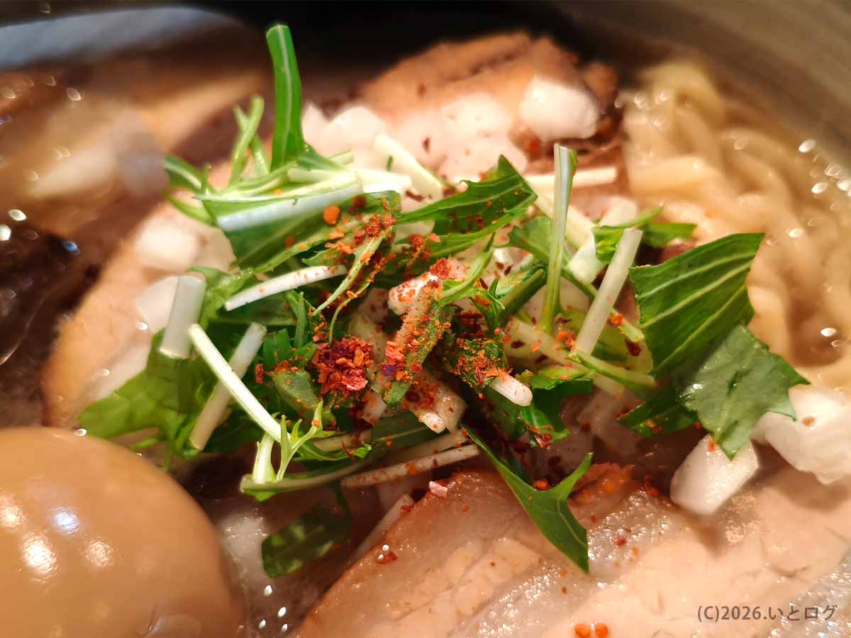 麺処 と市のラーメンに盛られた水菜、チャーシュー、味玉。奈良の人気店らしい丁寧な盛り付けが印象的な一杯。
