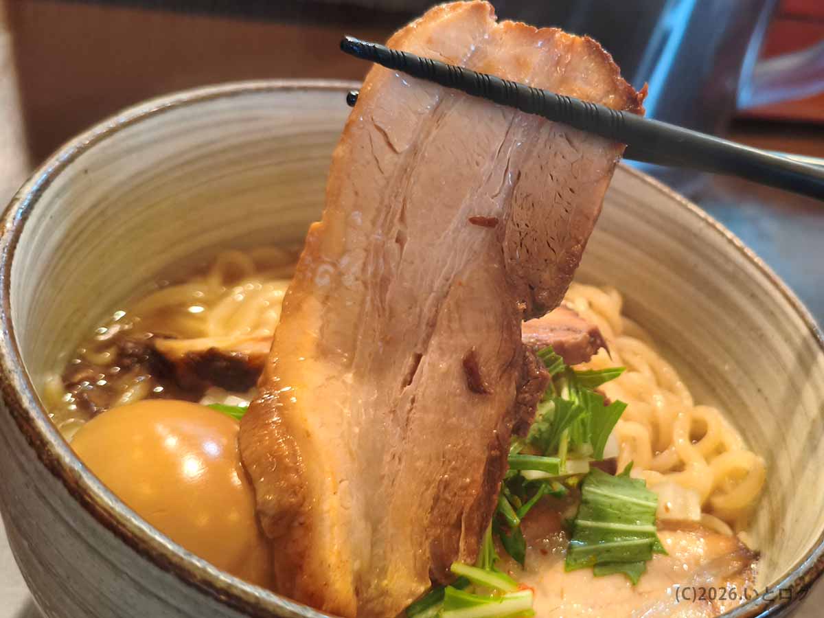 麺処 と市のラーメンにのる大判チャーシュー。しっとりした肉質で、スープや麺と合わせて楽しみたい存在感のある具材。