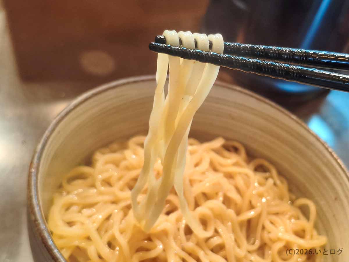 麺処 と市のラーメンの麺を箸で持ち上げた写真。なめらかな中太麺がスープをまとい、橿原ラーメン巡りでも印象に残る一杯。