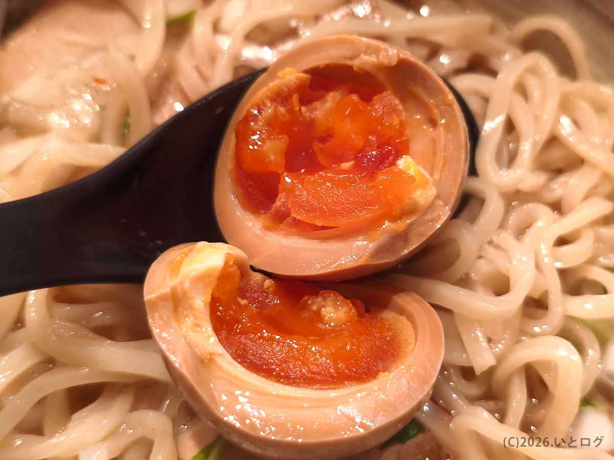 麺処 と市のラーメンに入った味玉。黄身は濃厚でとろりとした仕上がりで、麺やスープと一緒に味わいたいトッピング。