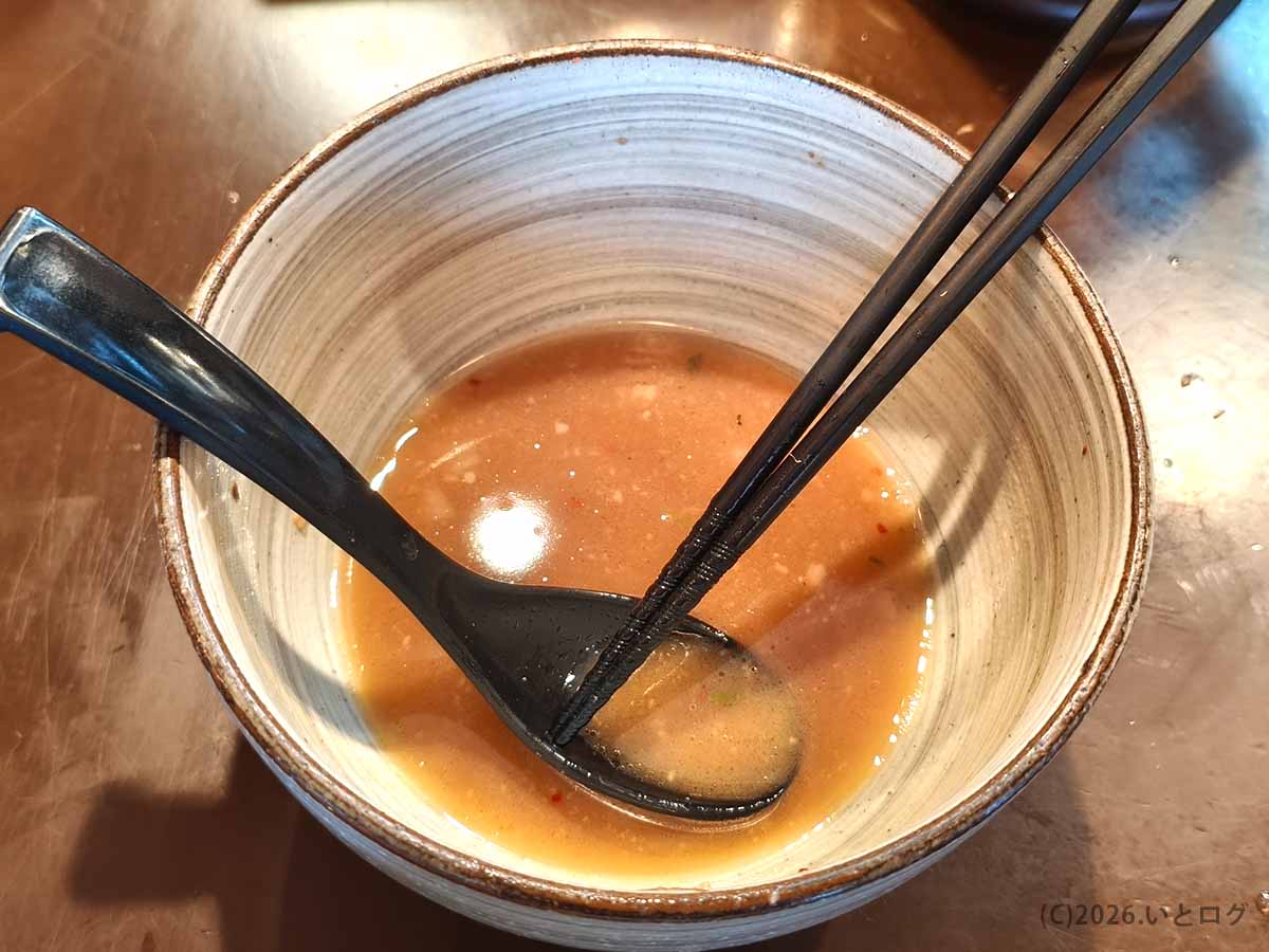 麺処 と市のラーメンを完食した後の丼。濃厚なスープまで楽しめる、奈良・橿原市で人気のラーメン店の一杯。