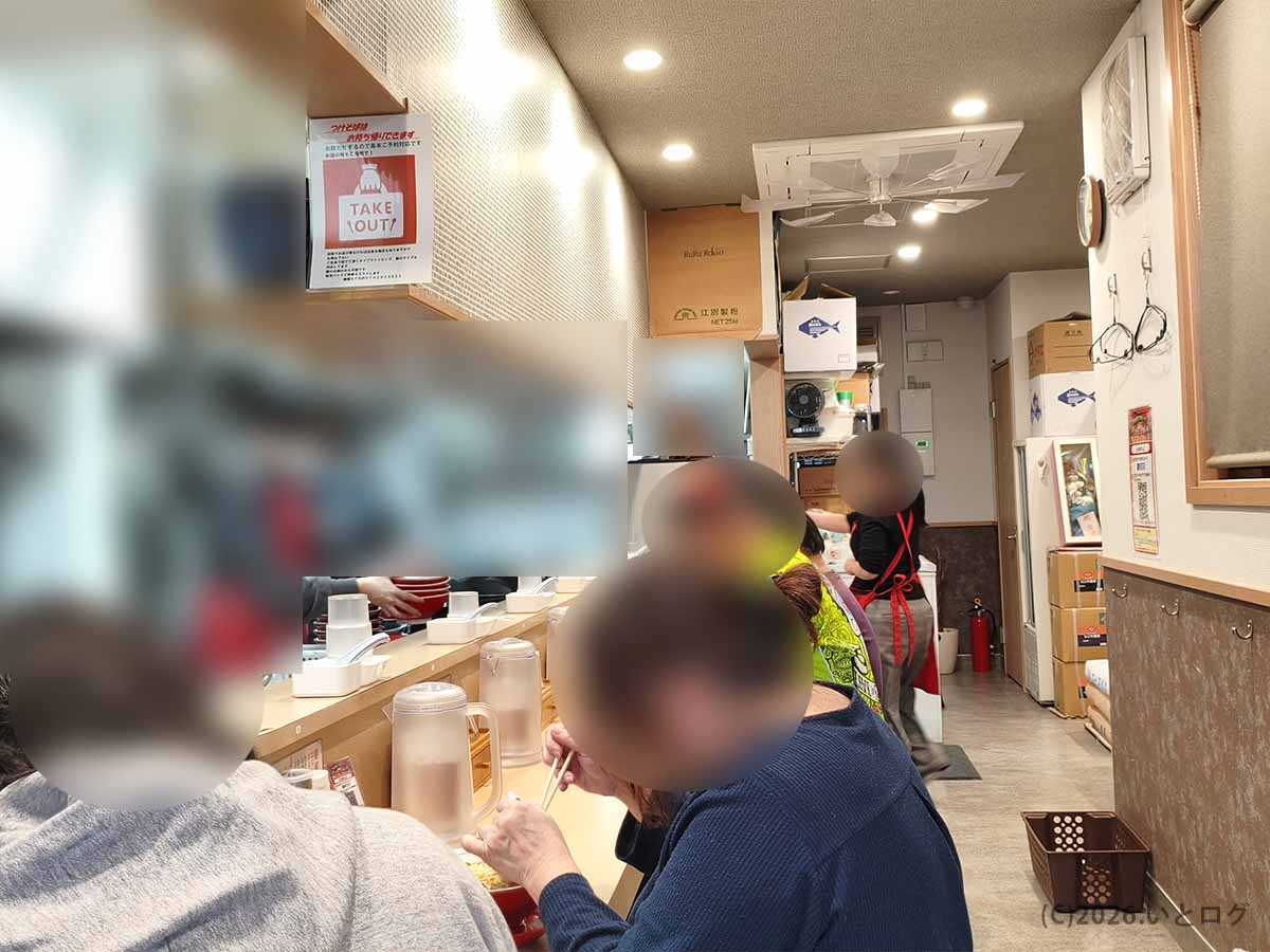 奈良市の麺屋えぐち店内。カウンター席中心で、人気ラーメン店らしく店内にも待ち客がいる様子