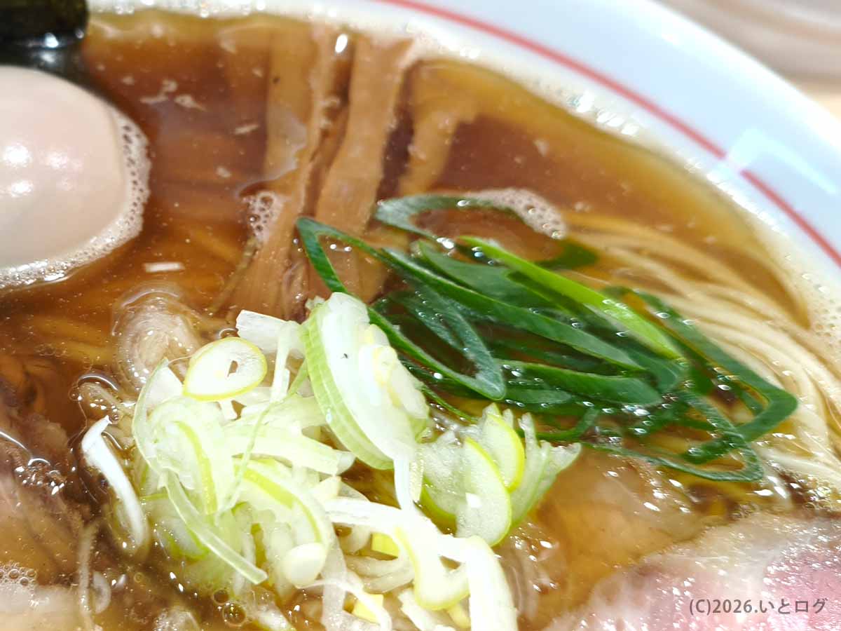 麺屋えぐちのラーメン。澄んだ醤油スープにネギ、メンマ、チャーシュー、味玉が盛られた奈良市の人気店らしい一杯