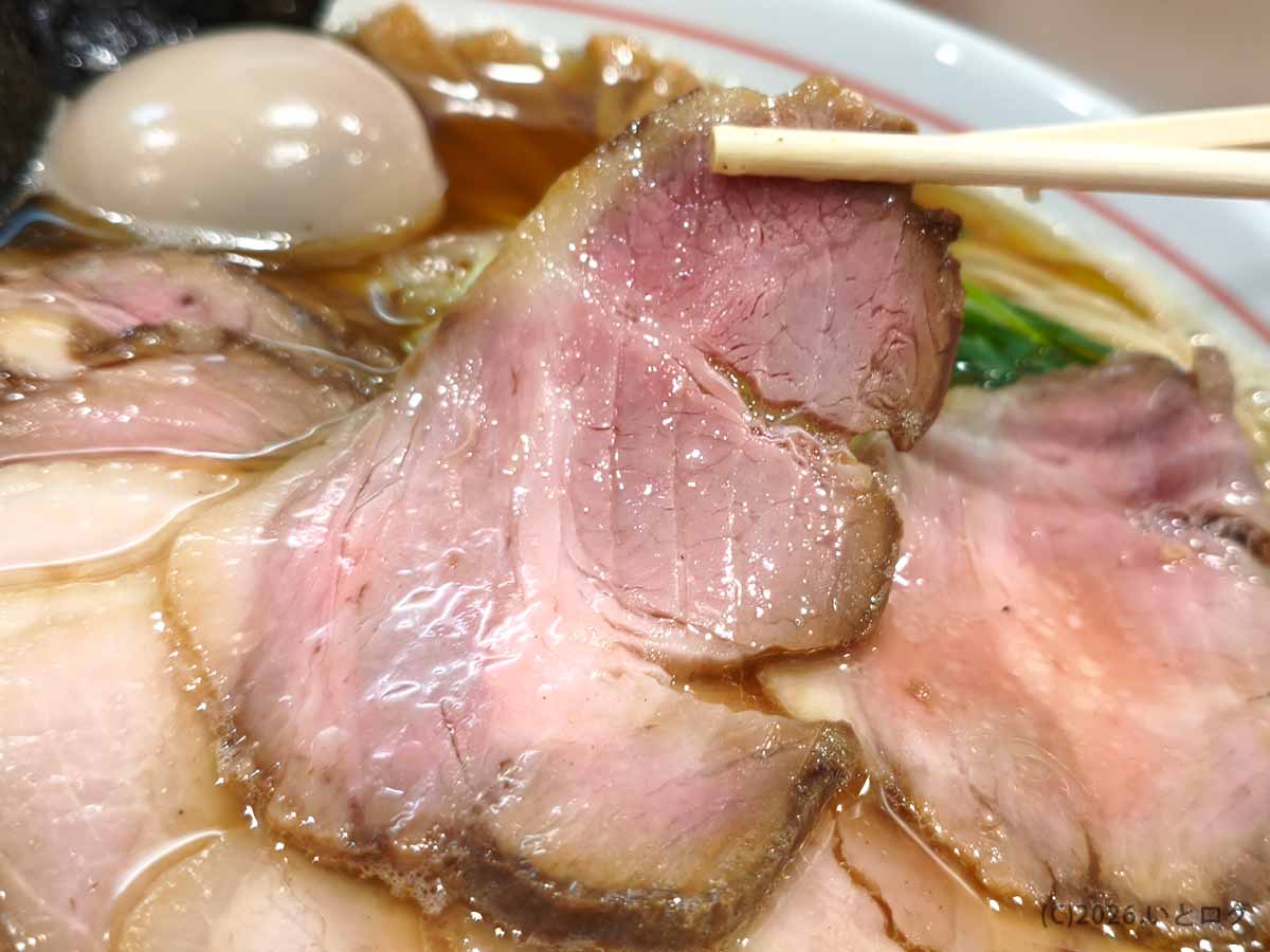 奈良市の麺屋えぐちラーメンにのるチャーシュー。しっとりした肉質と脂のツヤが見える贅沢なトッピング