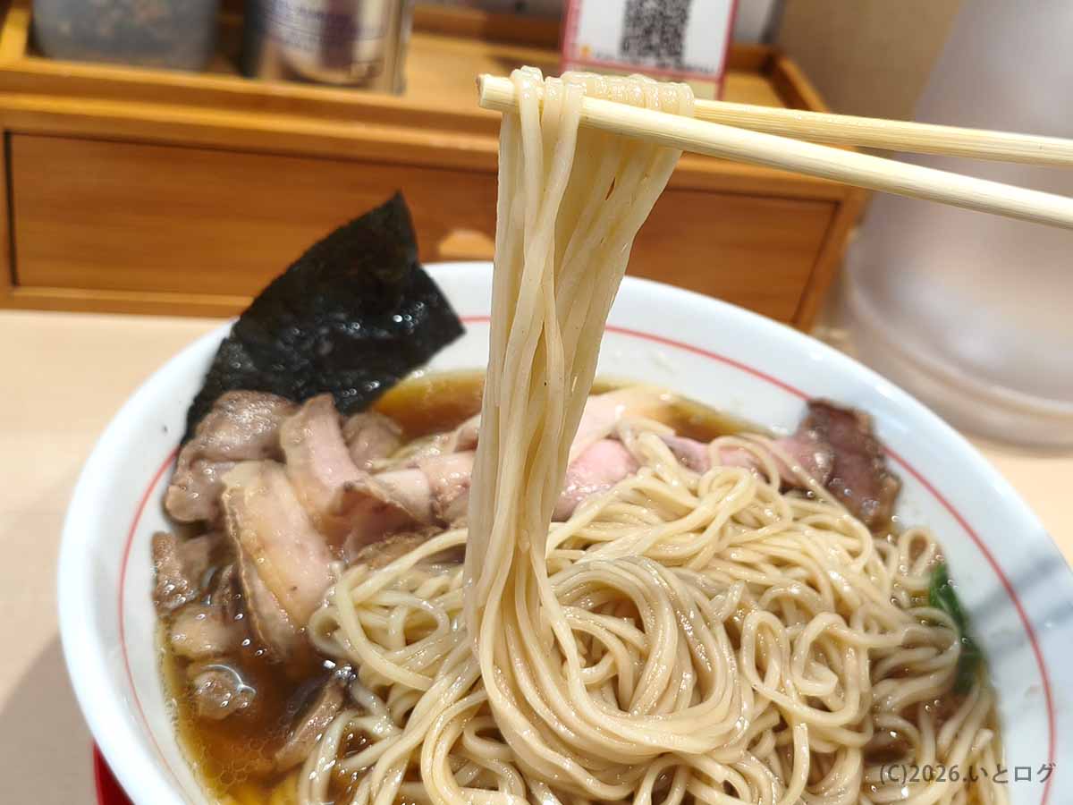 麺屋えぐち奈良のラーメンで麺を持ち上げた様子。自家製麺らしい細めの麺が醤油スープをまとっている