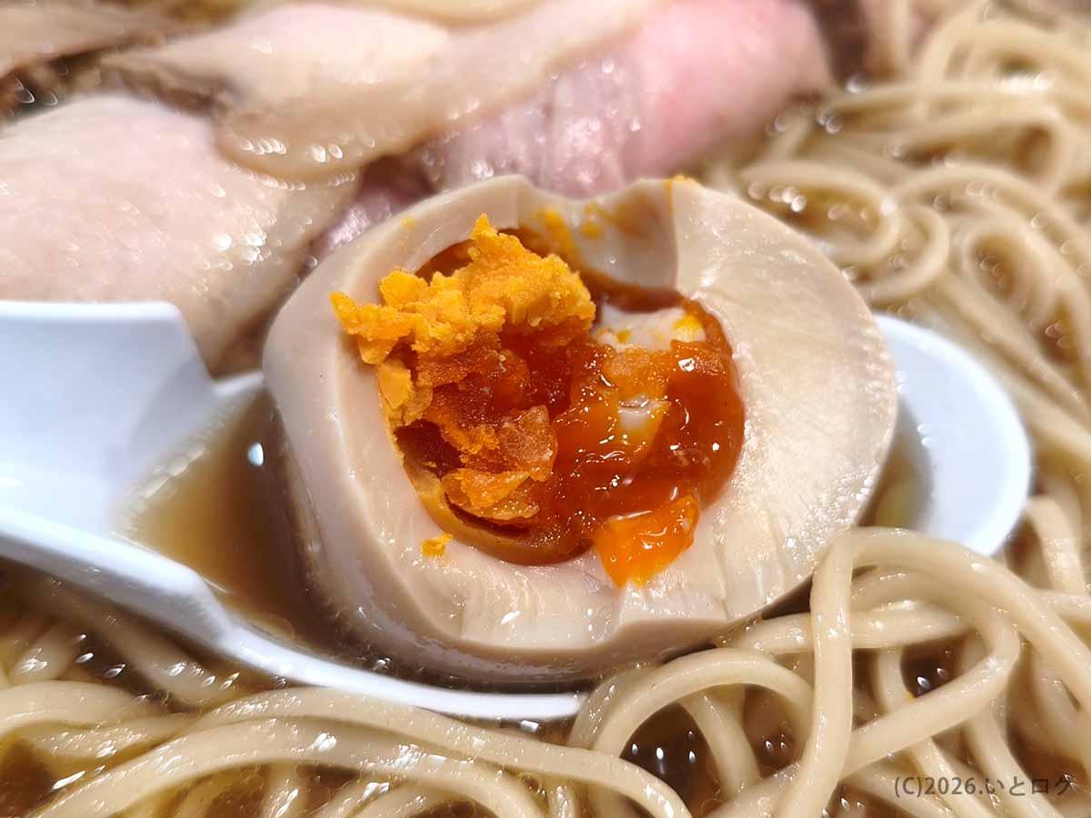 麺屋えぐちのラーメンに入った味玉。半熟の黄身が濃く、奈良ラーメンおすすめ店として紹介したくなるトッピング