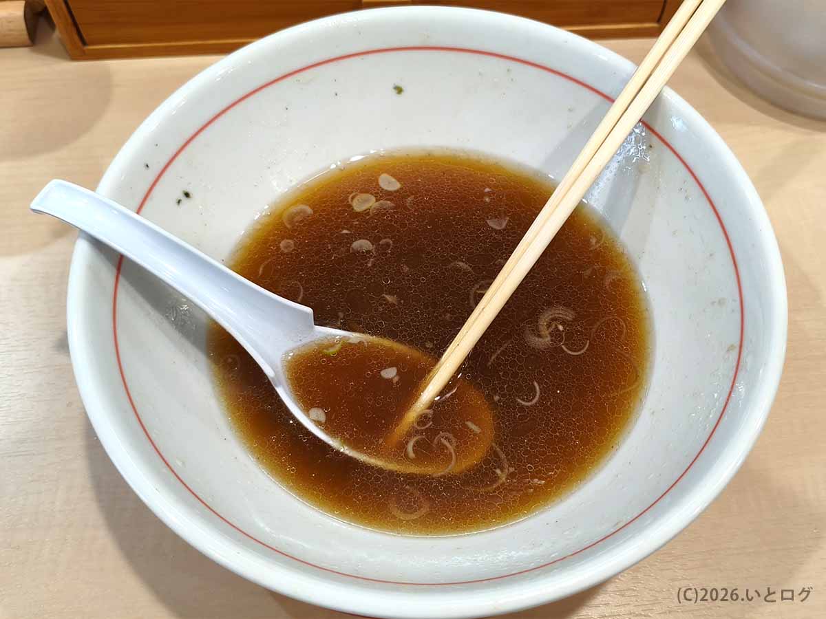 麺屋えぐち奈良のラーメンを食べ終えた後の丼。醤油スープの余韻が残り、最後まで飲みたくなる一杯