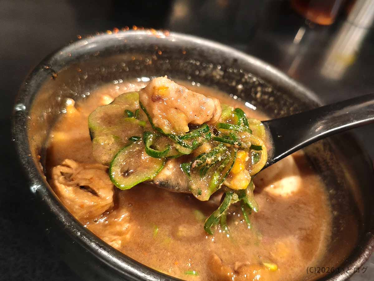 つけ麺 無心の濃厚豚骨つけ汁に入ったチャーシュー、ネギ、玉子などの具材