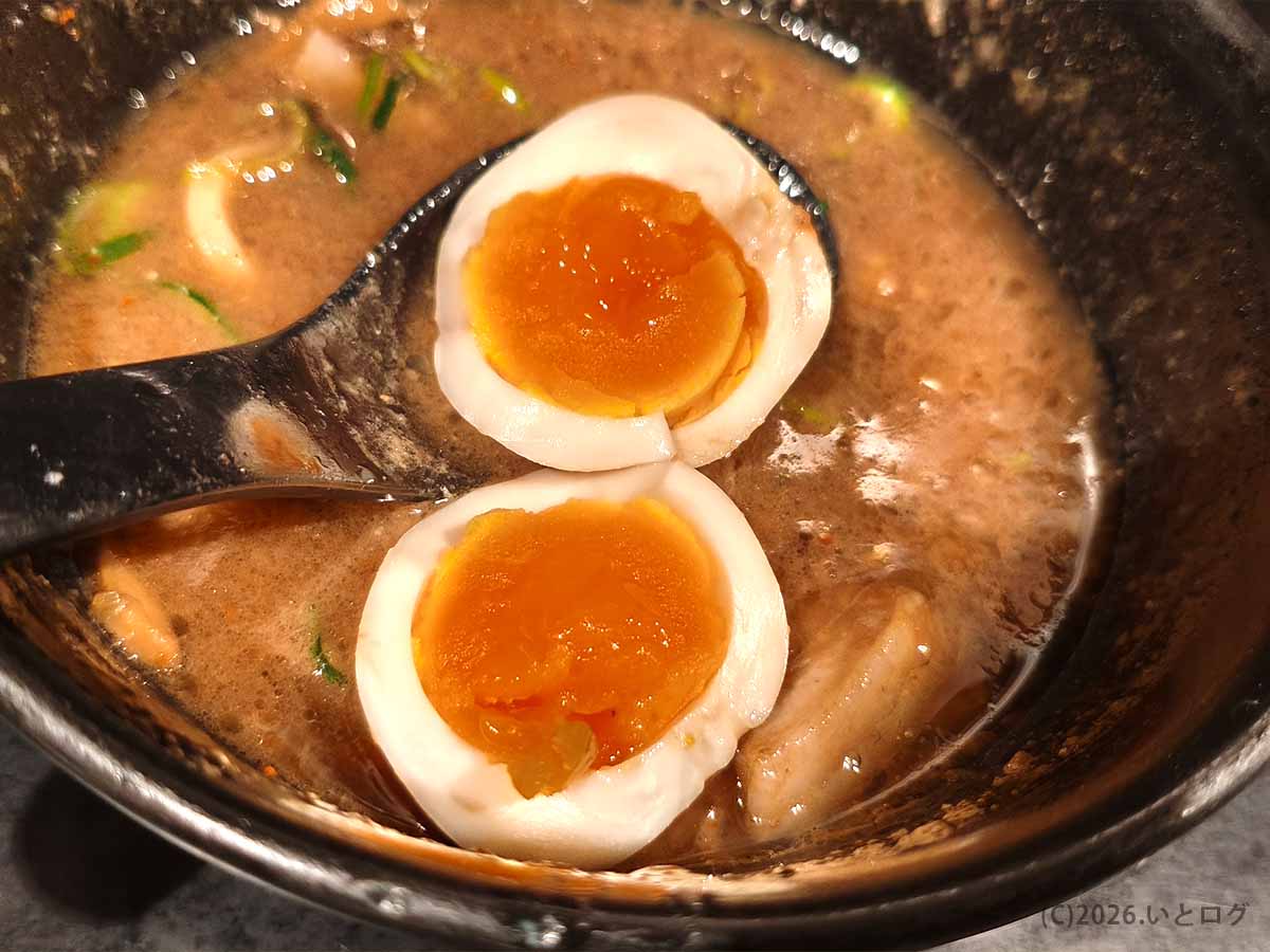 つけ麺 無心の濃厚なつけ汁に入った半熟味玉の断面