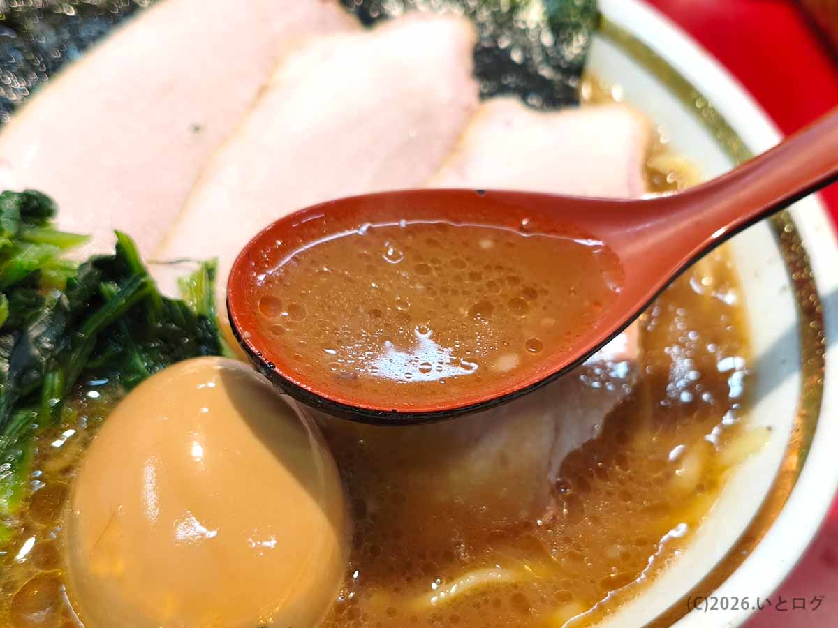 滋賀県彦根市の近江道家で味わう家系ラーメンの濃厚な豚骨醤油スープ。王道家系の力強い旨味が伝わる一杯