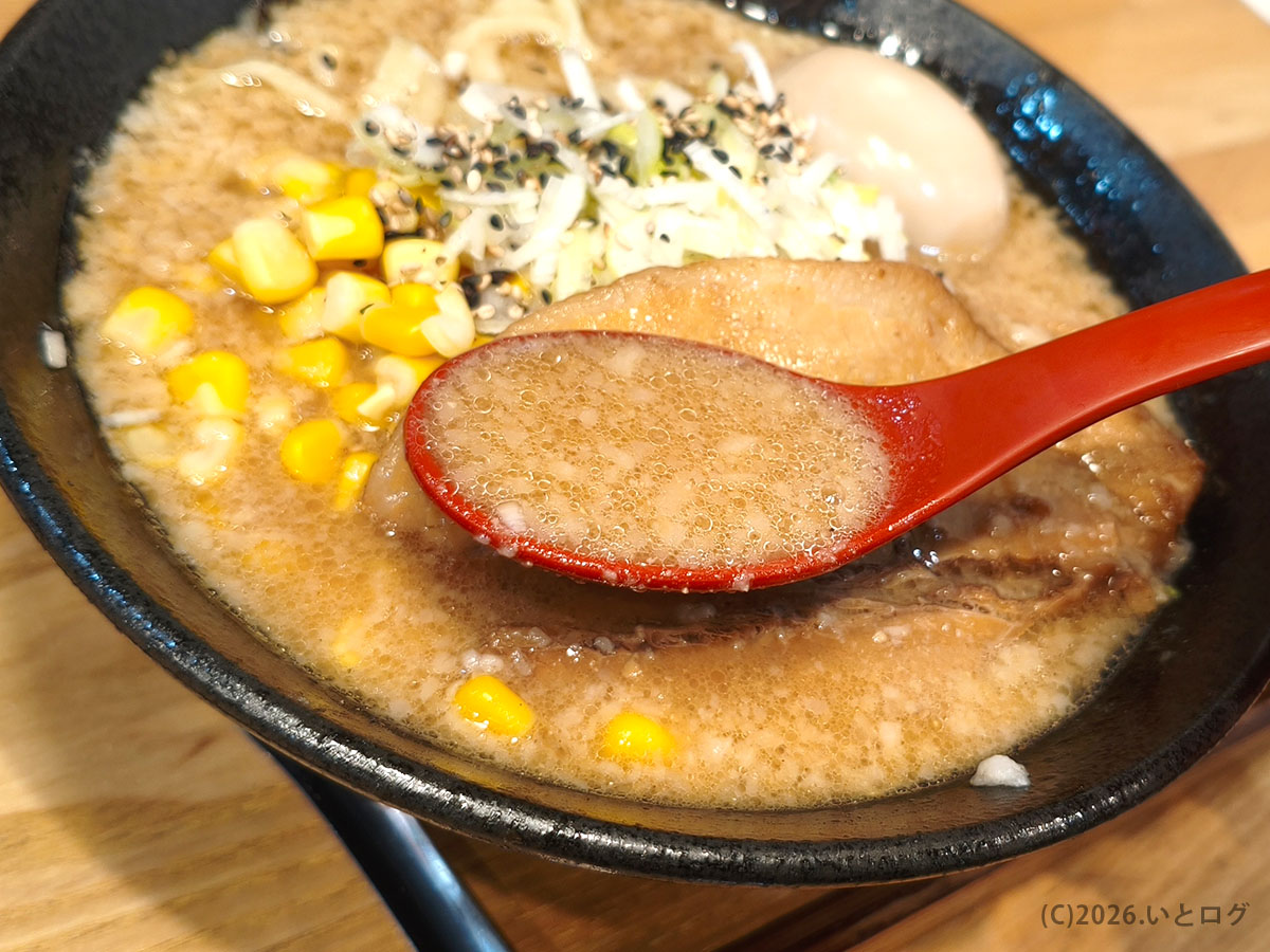 麺の虜ラーメンの濃厚スープをレンゲですくった様子