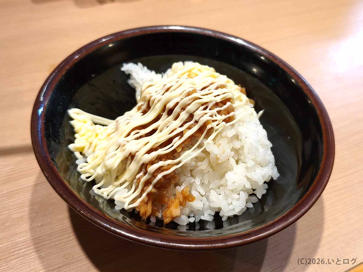 皇綱家 池袋で注文したライスに、タレとマヨネーズをかけた写真。家系ラーメンの濃厚スープと一緒に楽しみたいサイドメニュー。