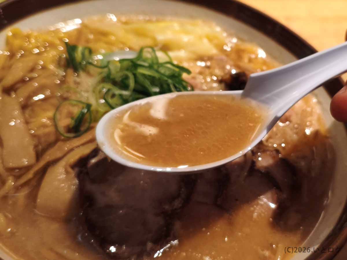 すみれ 横浜店の味噌ラーメンのスープ。ラードに覆われた熱々の濃厚味噌スープが特徴的な横浜の人気ラーメン
