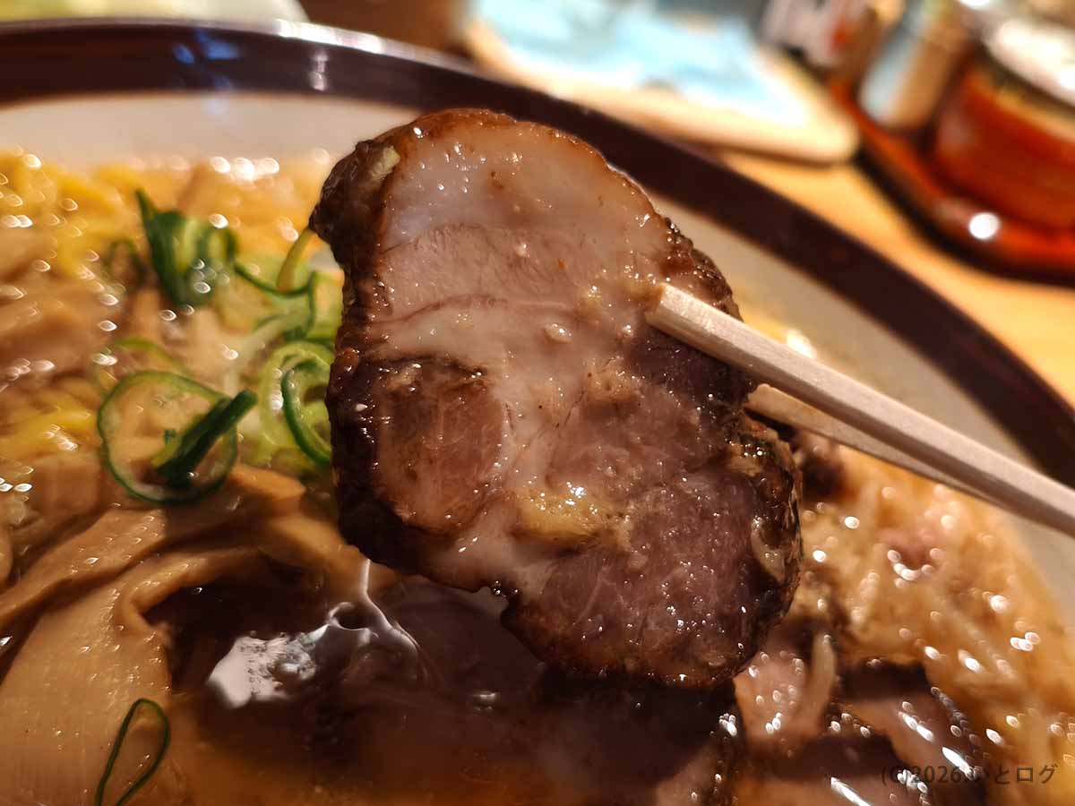 すみれ 横浜店の味噌ラーメンに入るチャーシュー。香ばしさと肉の旨みを感じる一枚で、濃厚な味噌スープとも相性がいい