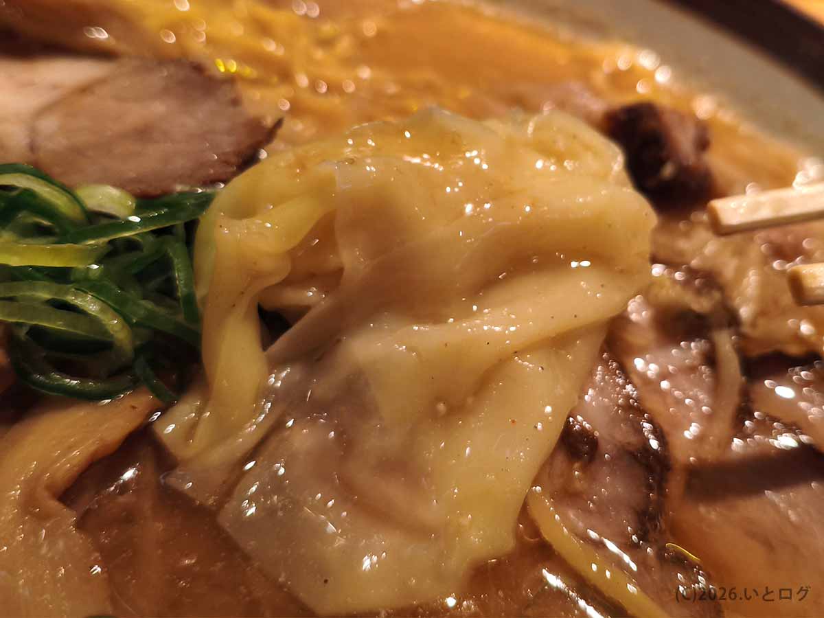 すみれ 横浜店の味噌ラーメンに入るワンタン。つるっとした皮が熱々の味噌スープをまとい、食べ応えをプラスしている