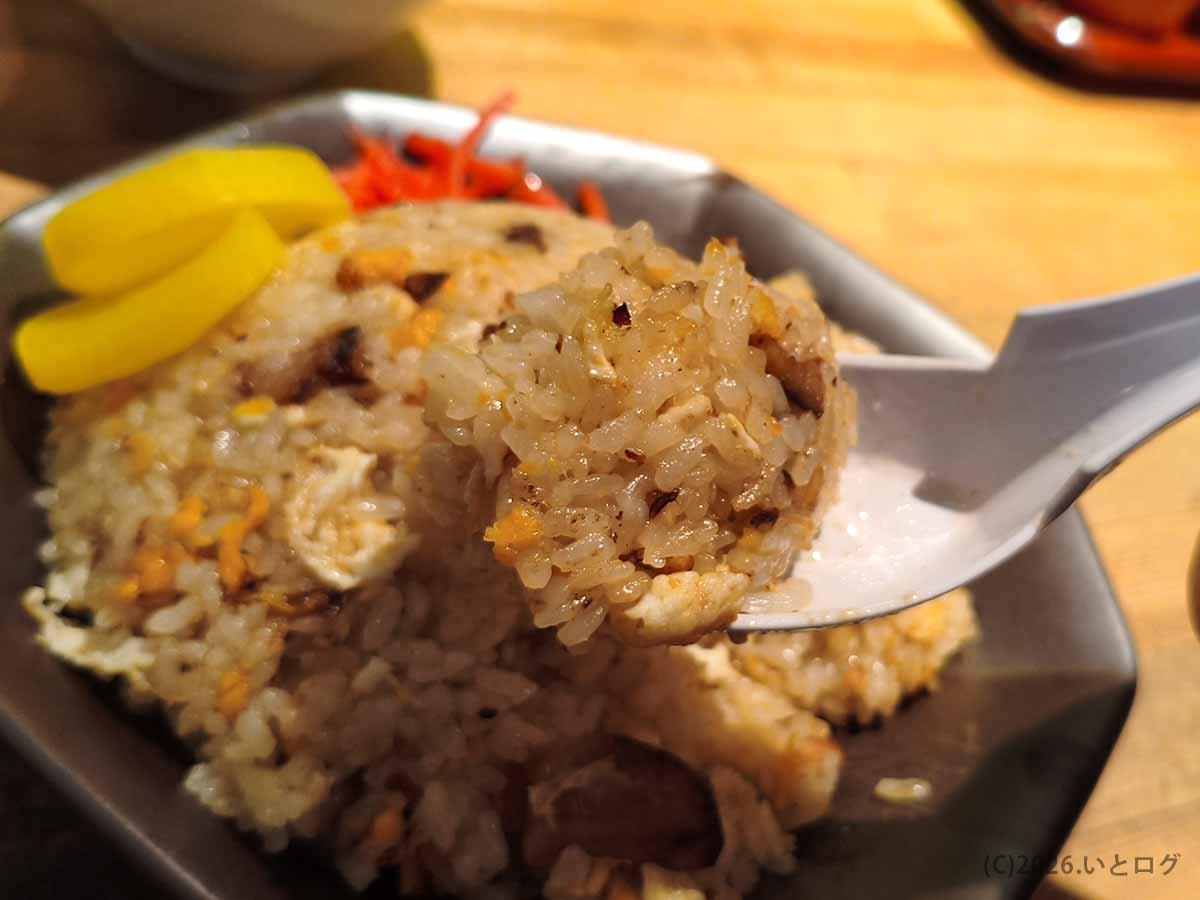 すみれ 横浜店のチャーハン。味噌ラーメンと一緒に注文したい人気サイドメニューで、横浜店のメニュー選びでも気になる一品