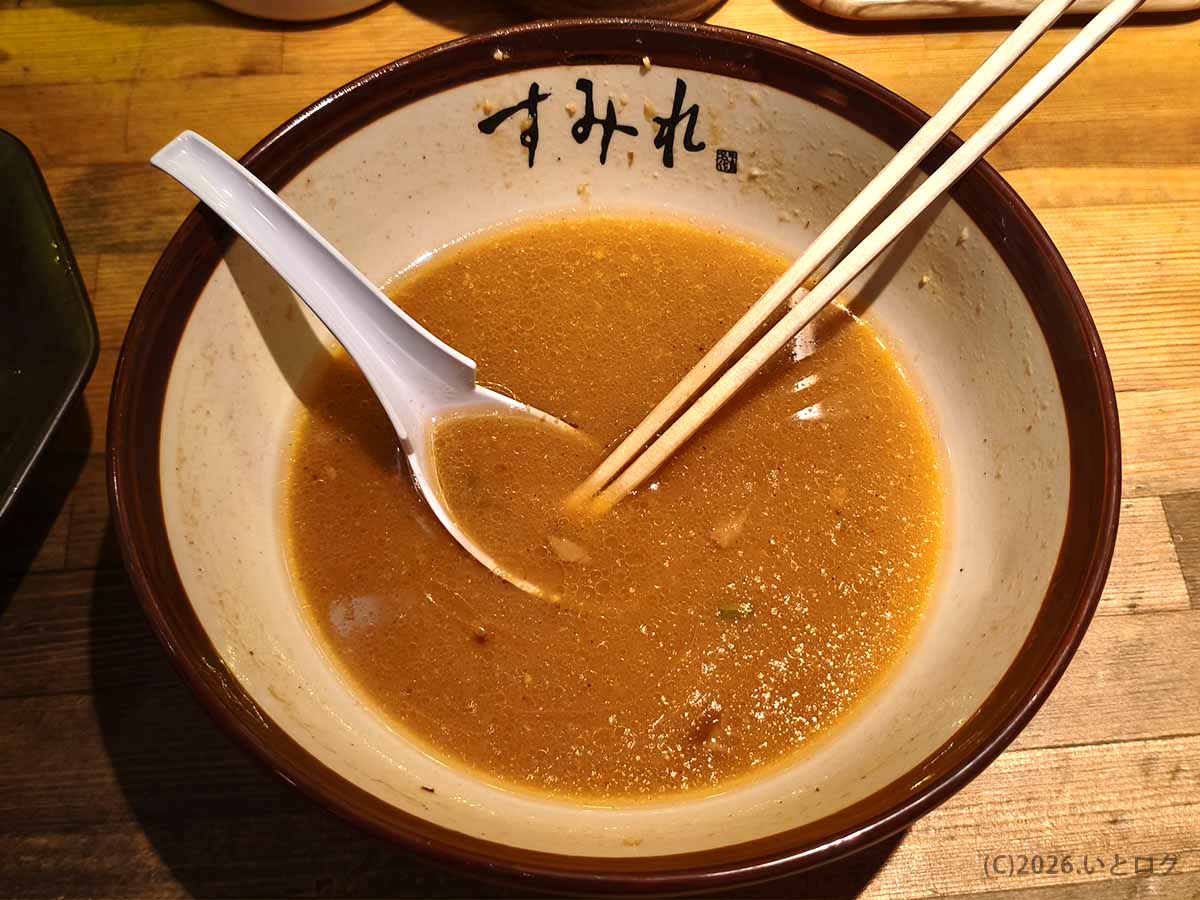 すみれ 横浜店の味噌ラーメンを完食した丼。最後まで熱々のスープが残る、横浜で食べたい札幌味噌ラーメン