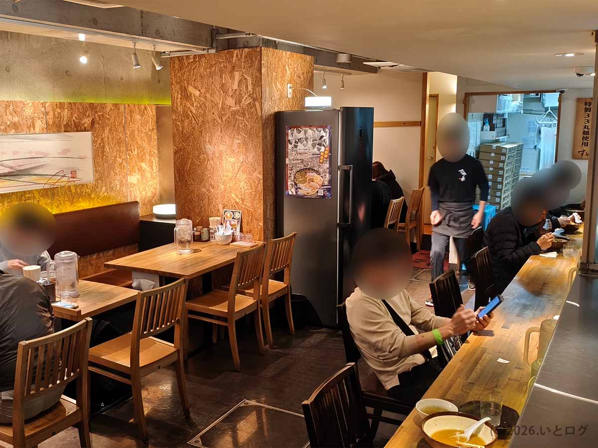 すみれ 横浜店の店内。カウンター席とテーブル席があり、平日や土日の混雑状況が気になる桜木町・野毛エリアの人気ラーメン店